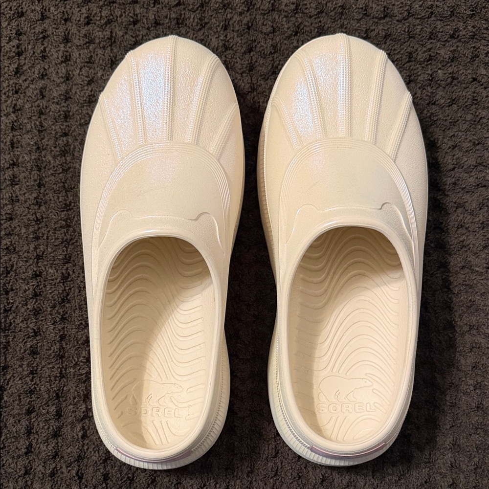 Sorel Caribou Iridescent Clogs - size 10